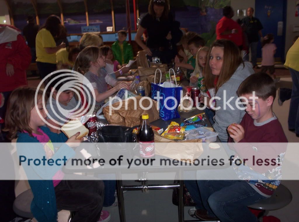 000_0950.jpg eating in a busy place picture by spark56_photo