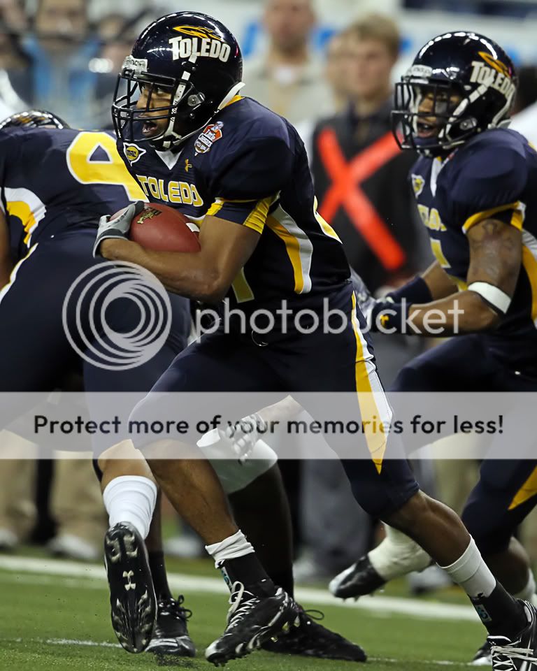 IMAGE: http://i321.photobucket.com/albums/nn395/TTurrill/2010%20Little%20Caesars%20Pizza%20Bowl/TURR7643.jpg